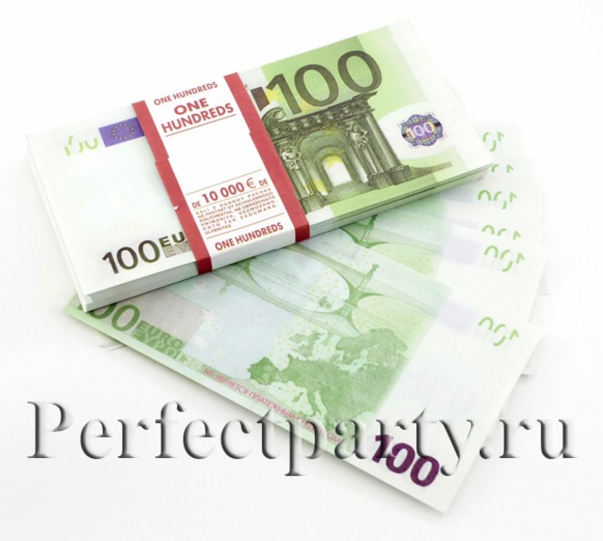Пачка денег евро. 100 евро