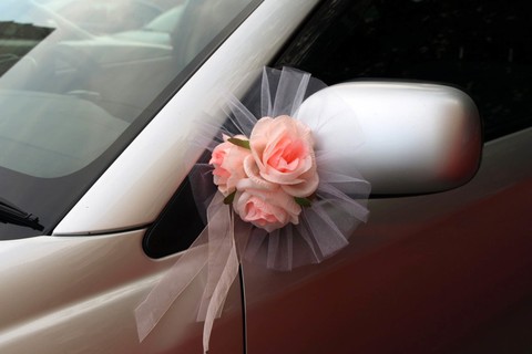 свадебные украшения на автомобильные зеркала